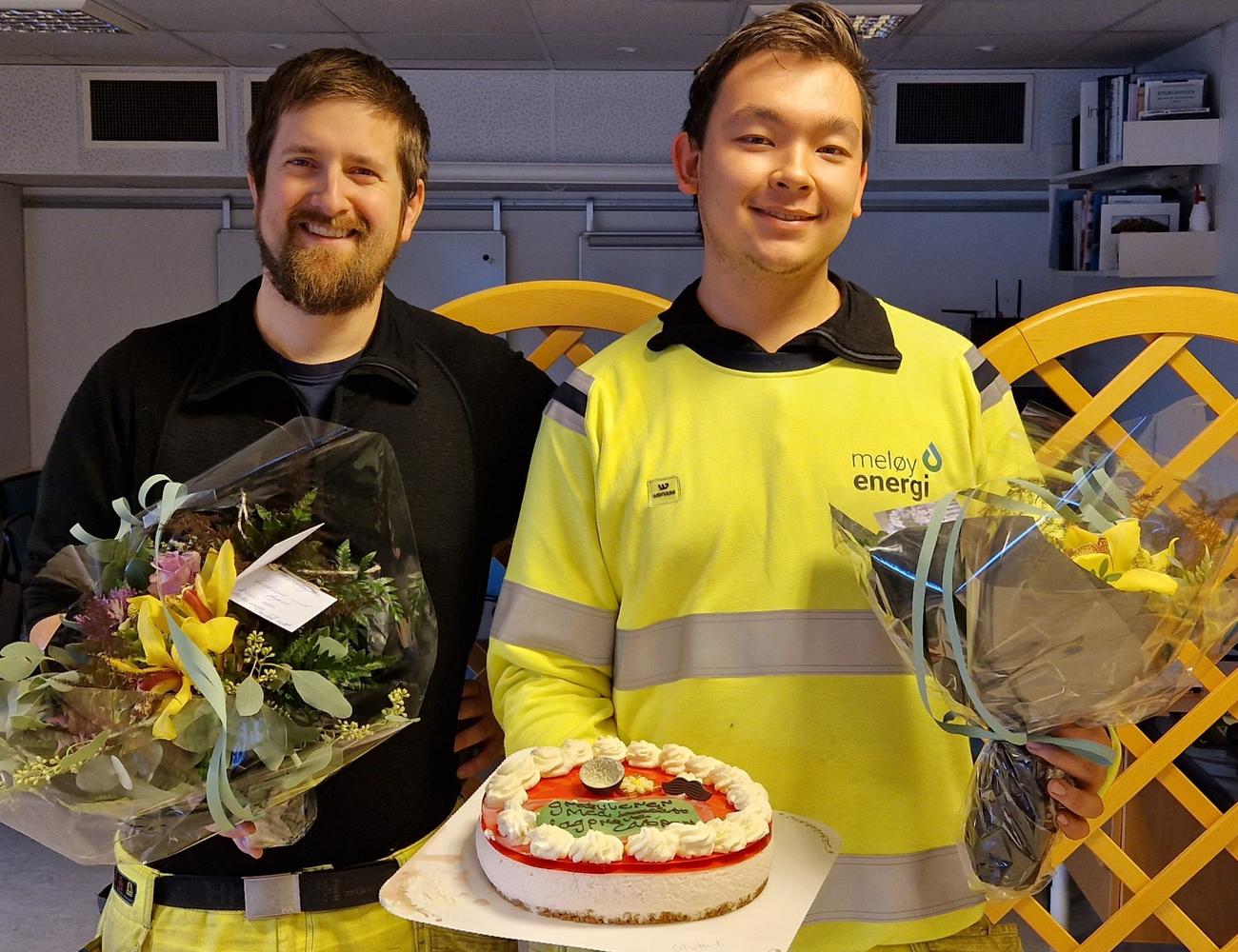 Utdeling blomster og kake til våre nye energimontører Magnus og Casper